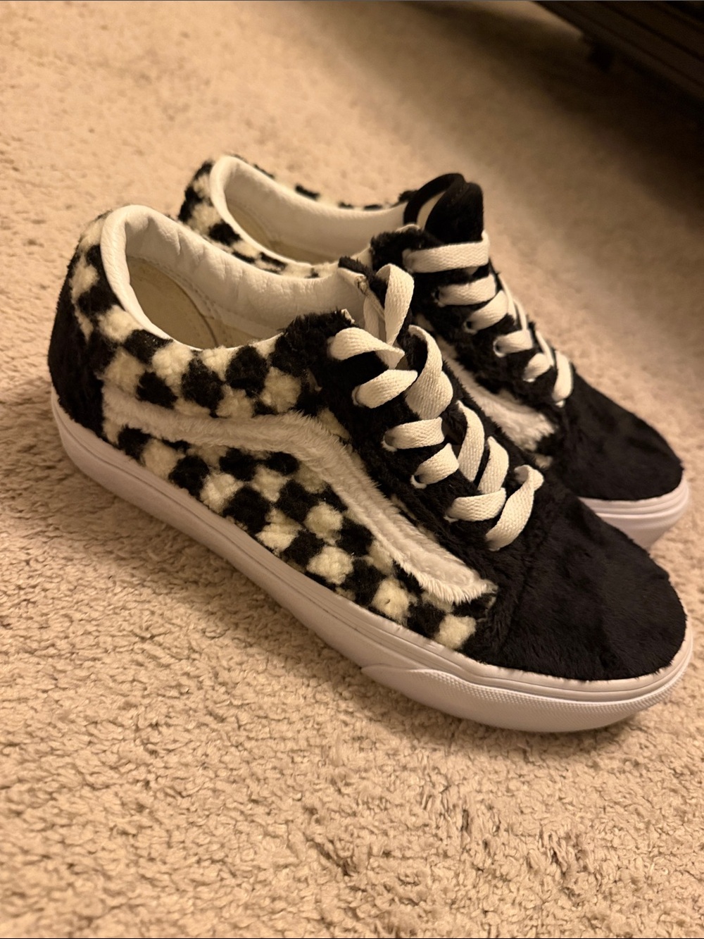 Vans Black & White Faux Fur Low-Top Sneakers women’s 7.5 men’s 6 NWOT